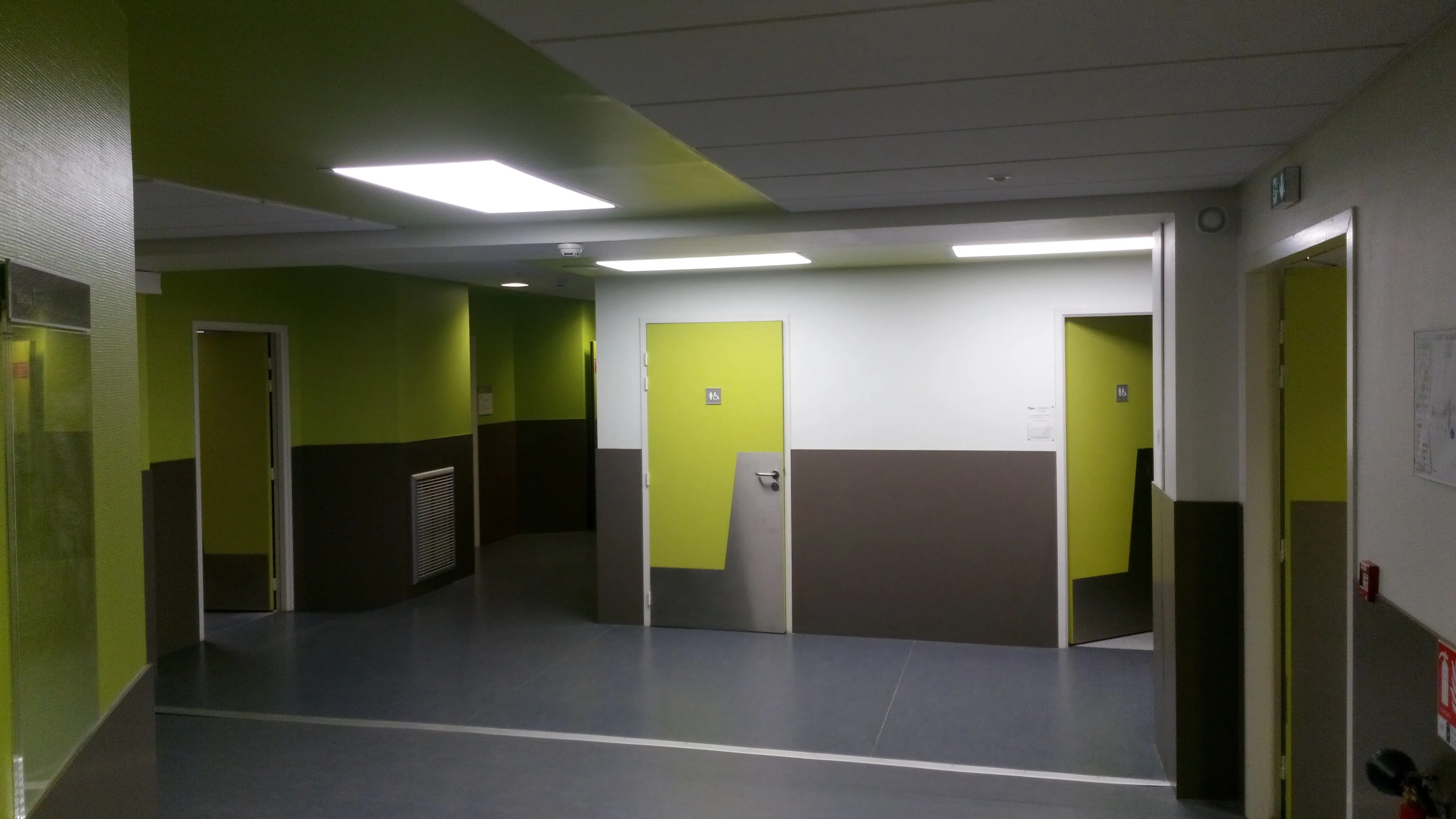 Panneaux d'éclairage LED dans un couloir de collège