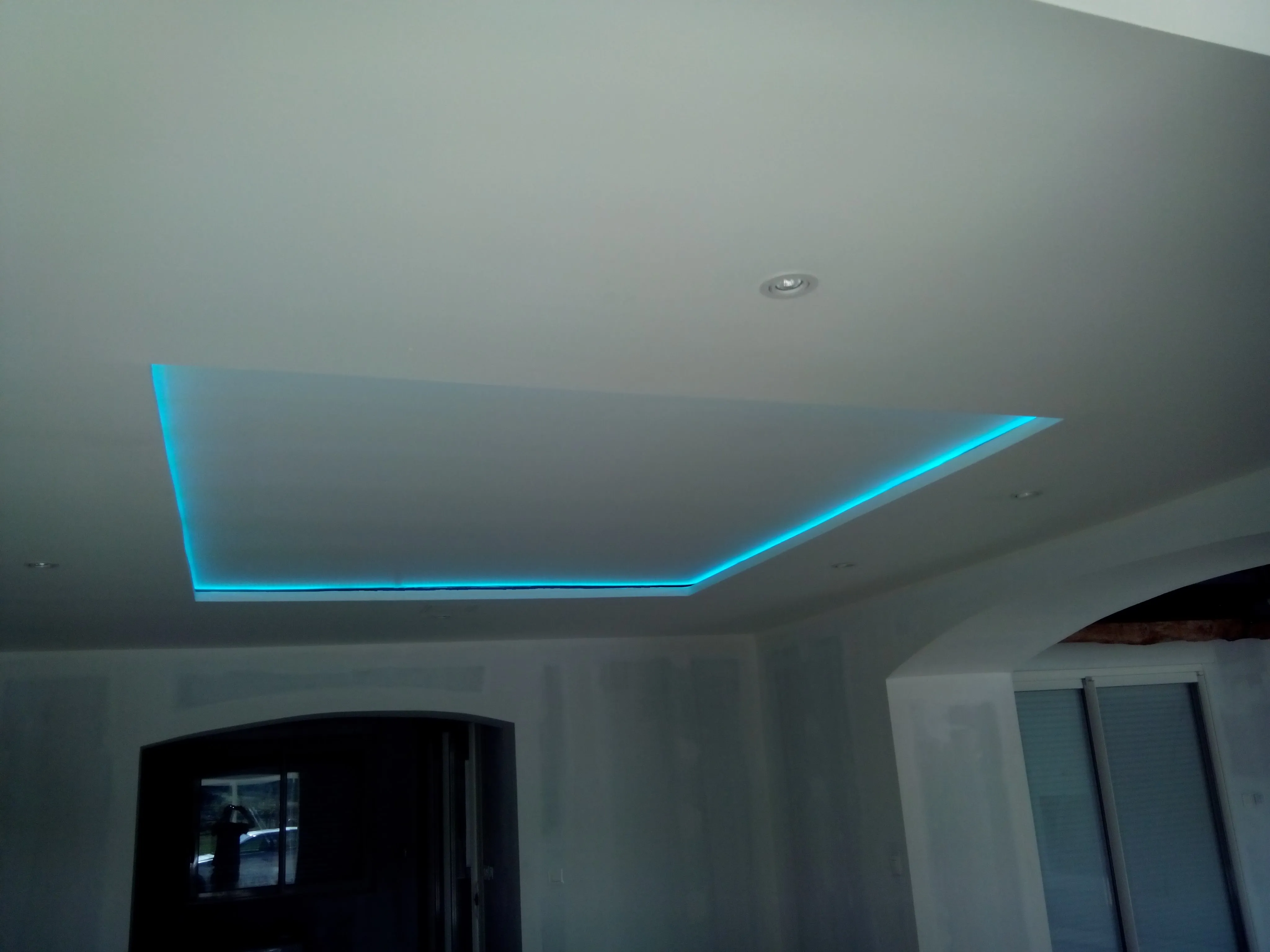Rubans LED bleu encastré dans un plafond
